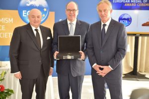 Dr. Moshe Kantor and Tony Blair present HSH Prince Albert II of Monaco with the 2018 European Medal of Tolerance award at the ECTR round table in Monaco (PRNewsfoto/ECTR)